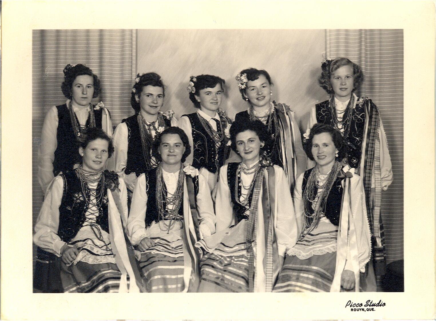 Groupe de femmes en costume traditionnel polonais