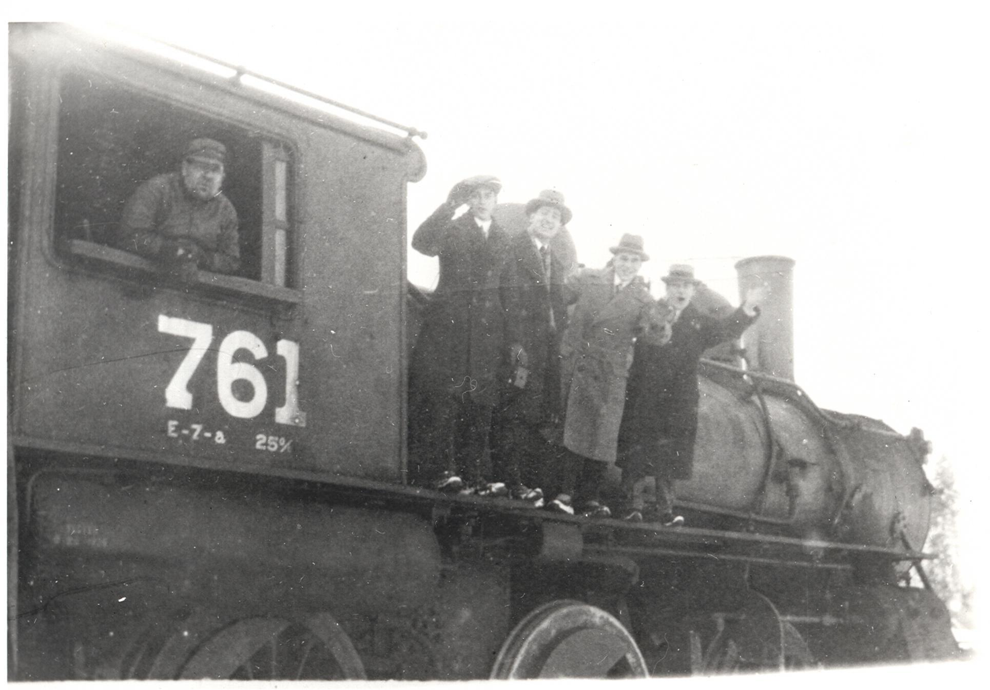 Quatre hommes sur une locomotive